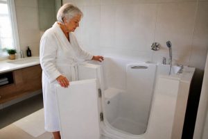 Baignoire aménagée : comment choisir une solution adaptée à son logement