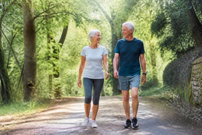 Pourquoi la marche reste l’activité idéale après 60 ans